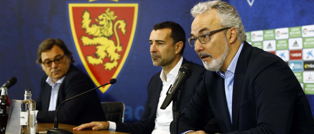 Miguel Torrecilla, en el uso de la palabra, junto a Carcedo y Sanllehí en la presentación del técnico.