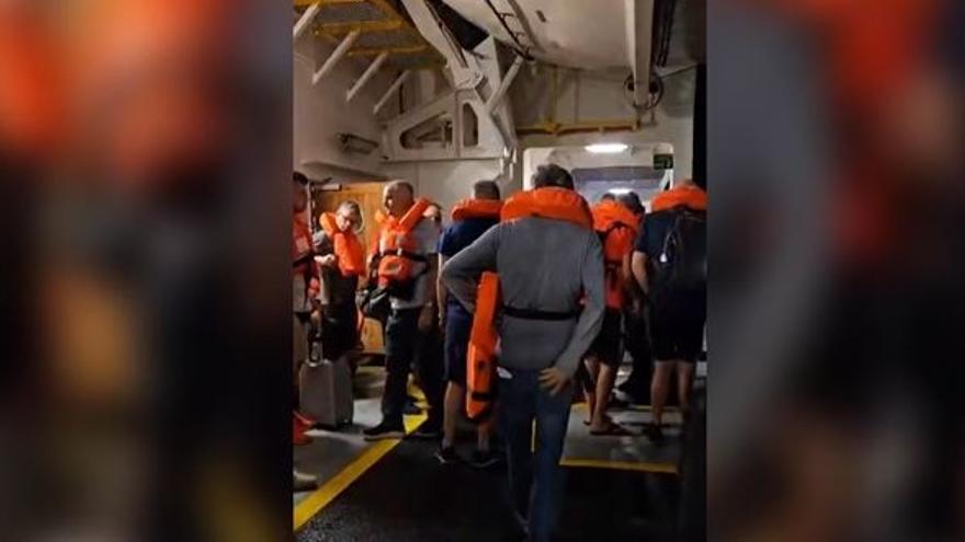 Vídeo: Un incendio en un barco de la ruta de Valencia a Palma mantiene atrapados a los pasajeros al norte de Ibiza