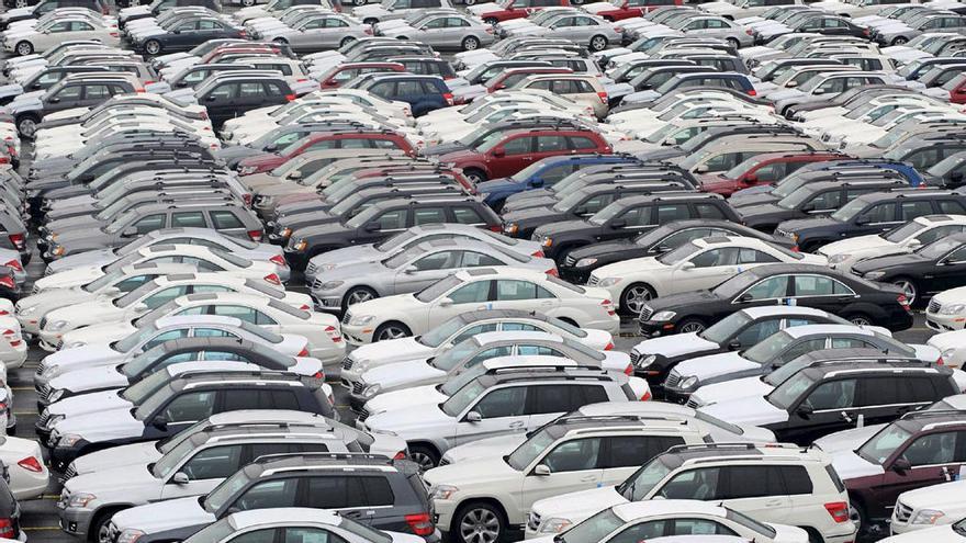 Coches nuevos en una planta europea de almacenaje.