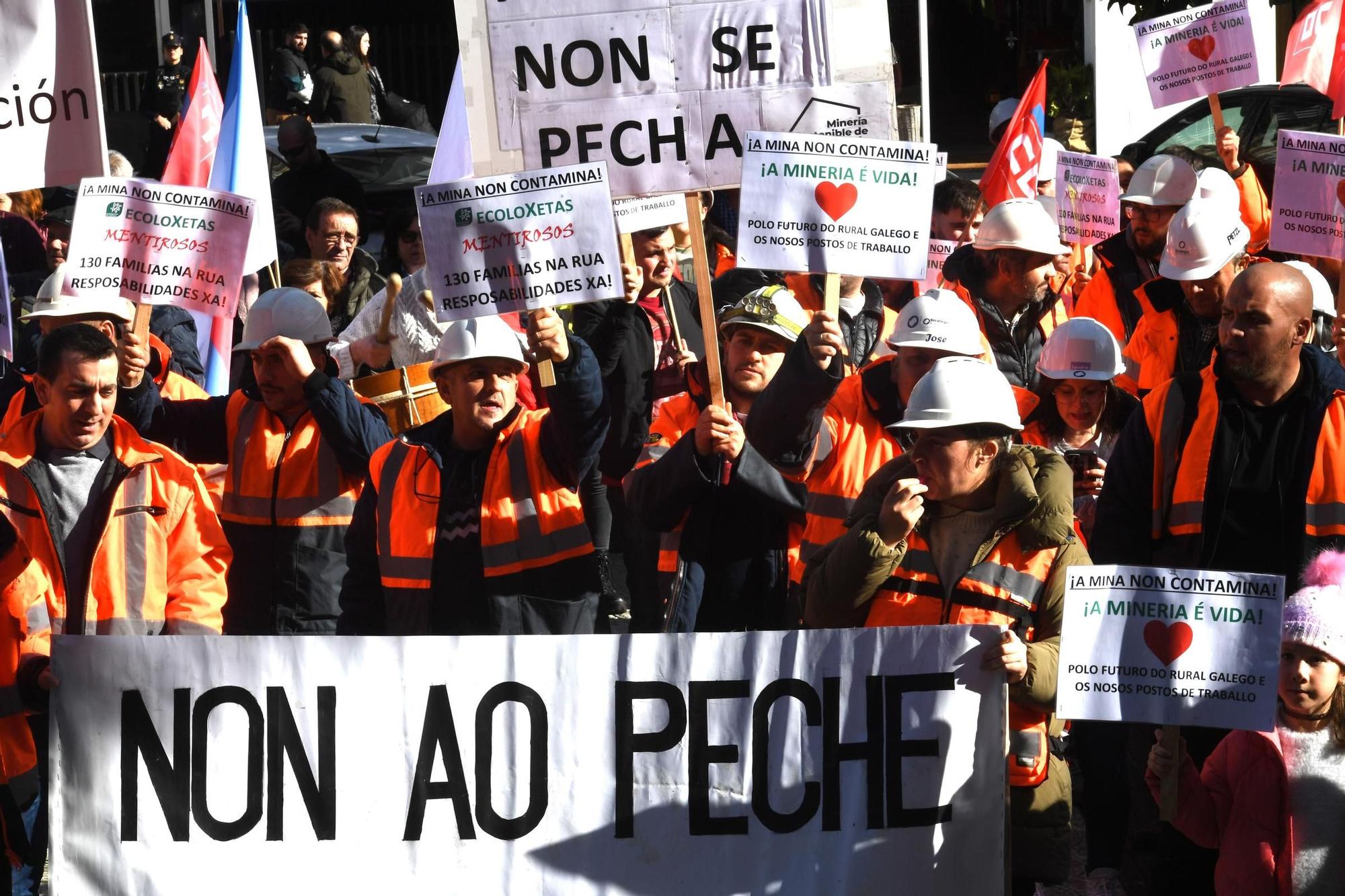 Protesta ante el Tribunal Superior de Xustiza por el cierre de la mina de Penouta, en Viana do Bolo