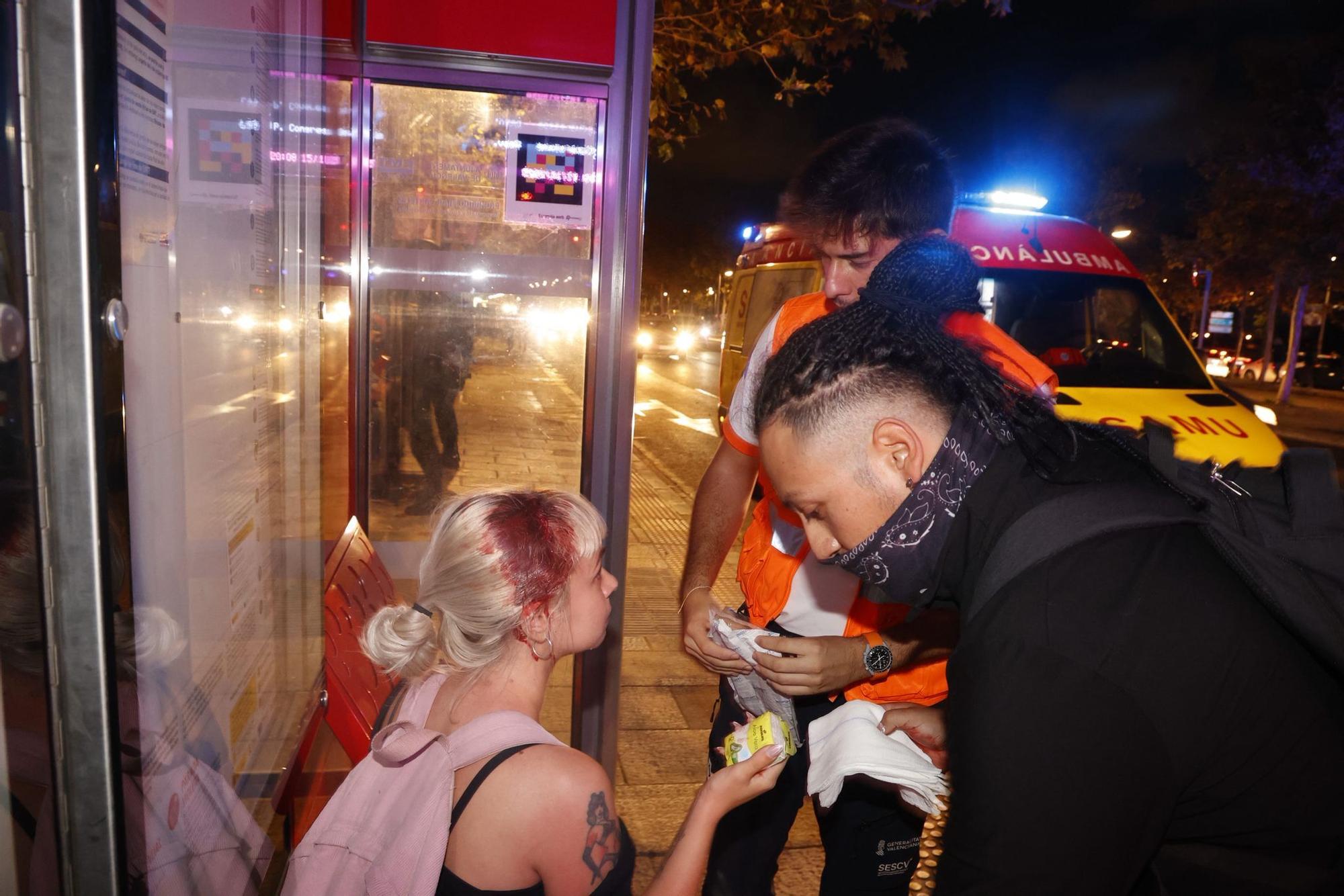 Enfrentamientos entre policía y manifestantes ante un Roig Arena blindado
