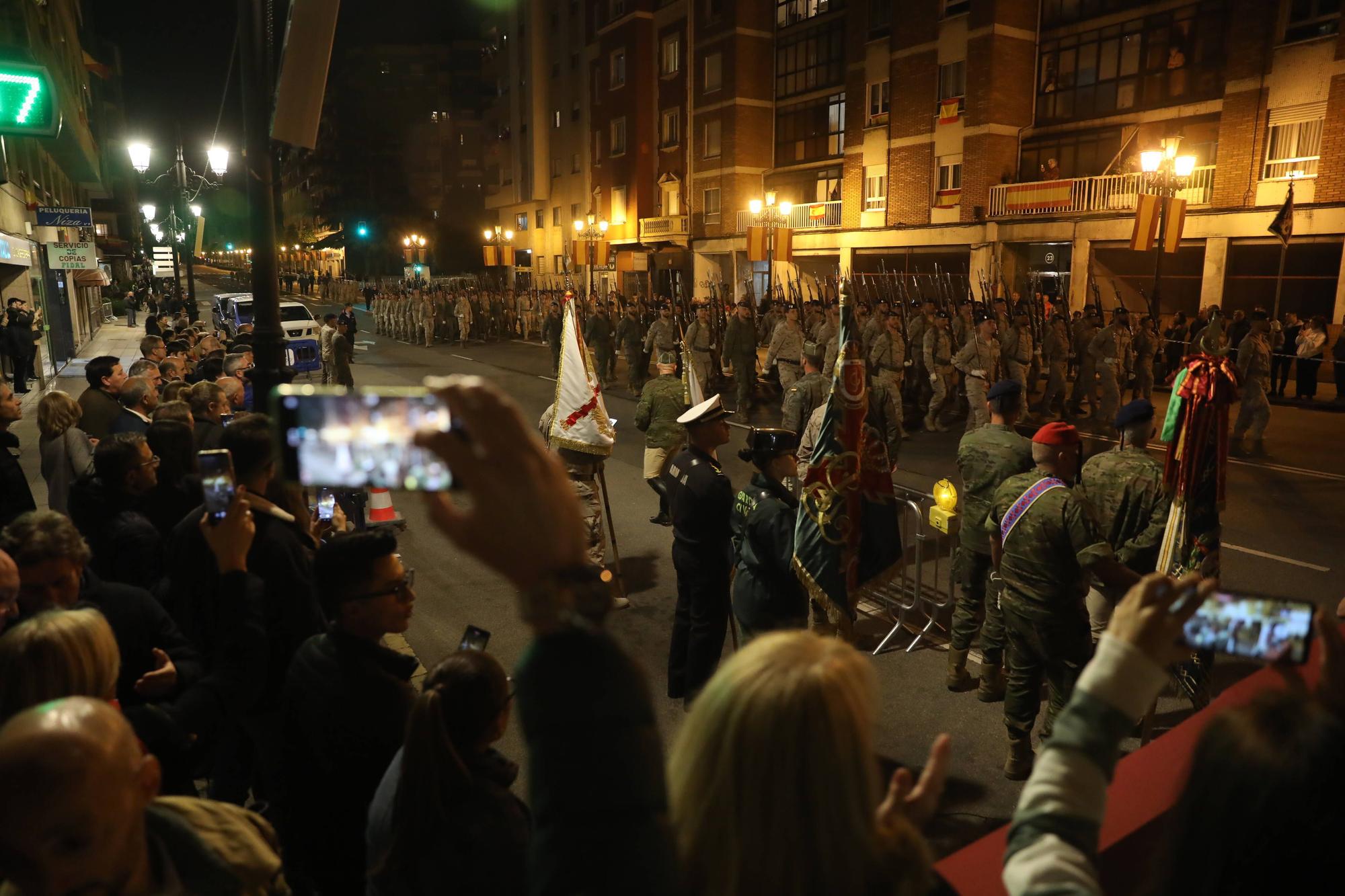 Así fue el multitudinario ensayo nocturno del desfile del día de las Fuerzas Armadas en Oviedo.