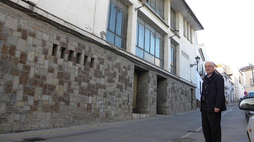 El concejal de Cultura, José Antonio Fortes (PP), a las puertas del Teatro Lope de Vega.