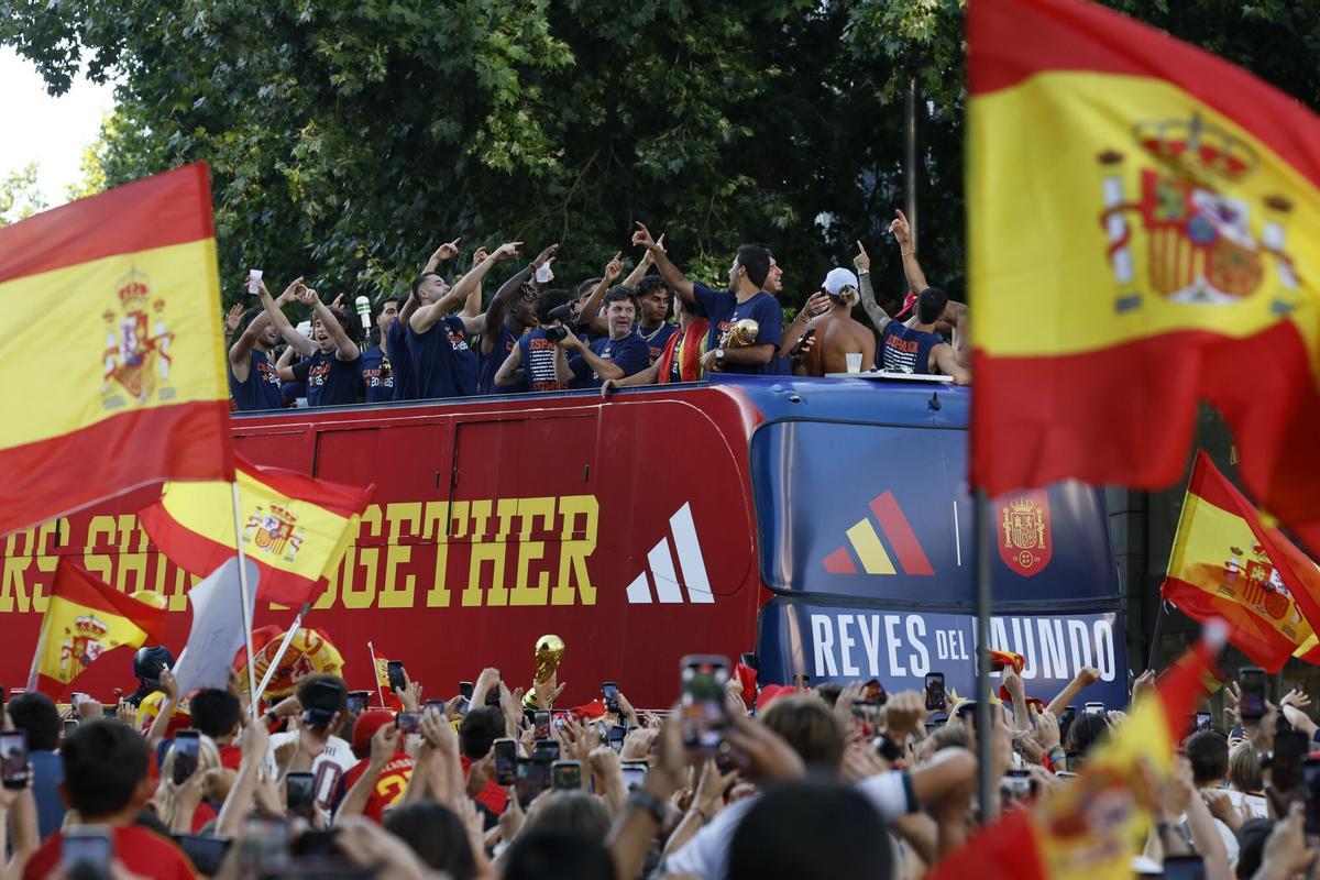 Los jugadores de la selección española a su paso por la calle Princesa de Madrid