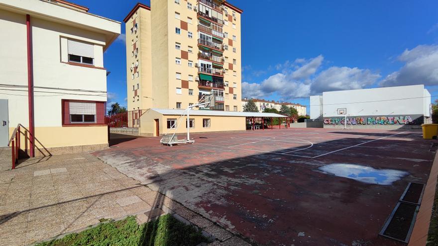 La junta también reparará la pista polideportiva del colegio Santa Marina de Badajoz