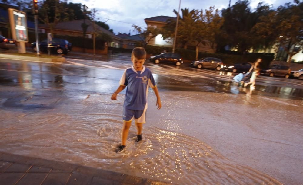 Una fuerte tormenta descarga 13 litros/m2 sobre Alicante en tan solo diez minutos