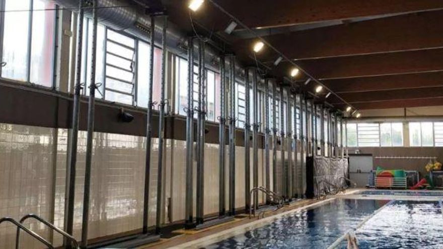 Els usuaris de la piscina de Figueres neden en una situació precària per unes obres