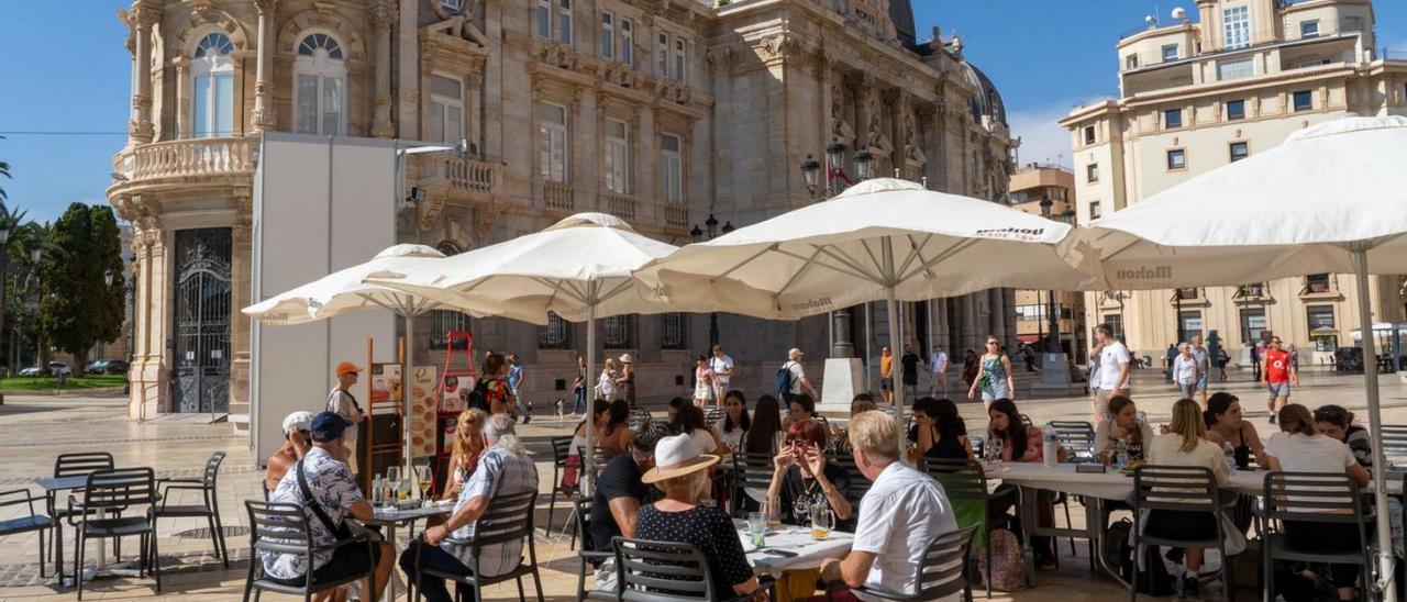 Turistas toman algo en una terraza, en la Plaza del Ayuntamiento | FELIPE G. PAGÁN