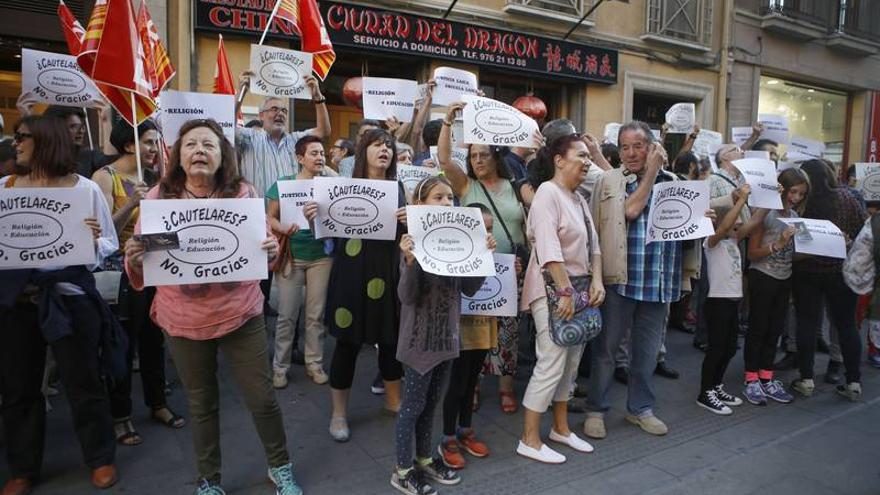 Cerca de 200 personas protestan por el horario de Religión