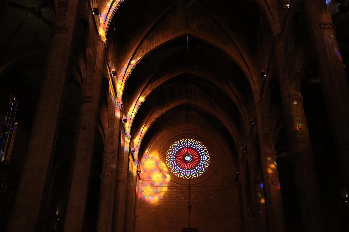 La Fiesta de la Luz en la catedral de Mallorca, un espectacular fenómeno lumínico que se produce dos veces al año cuando la luz del sol atraviesa el rosetón mayor, recorre el interior del templo y se proyecta en la pared de enfrente