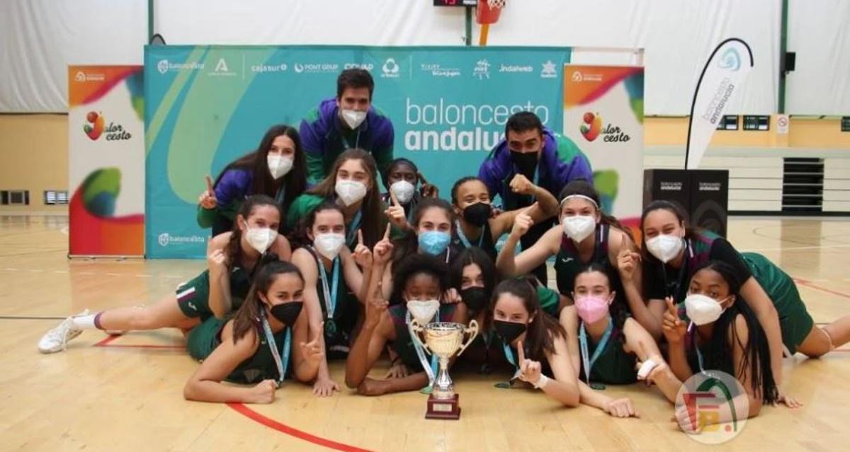 Las chicas del Unicaja y el cuerpo técnico, con su trofeo.