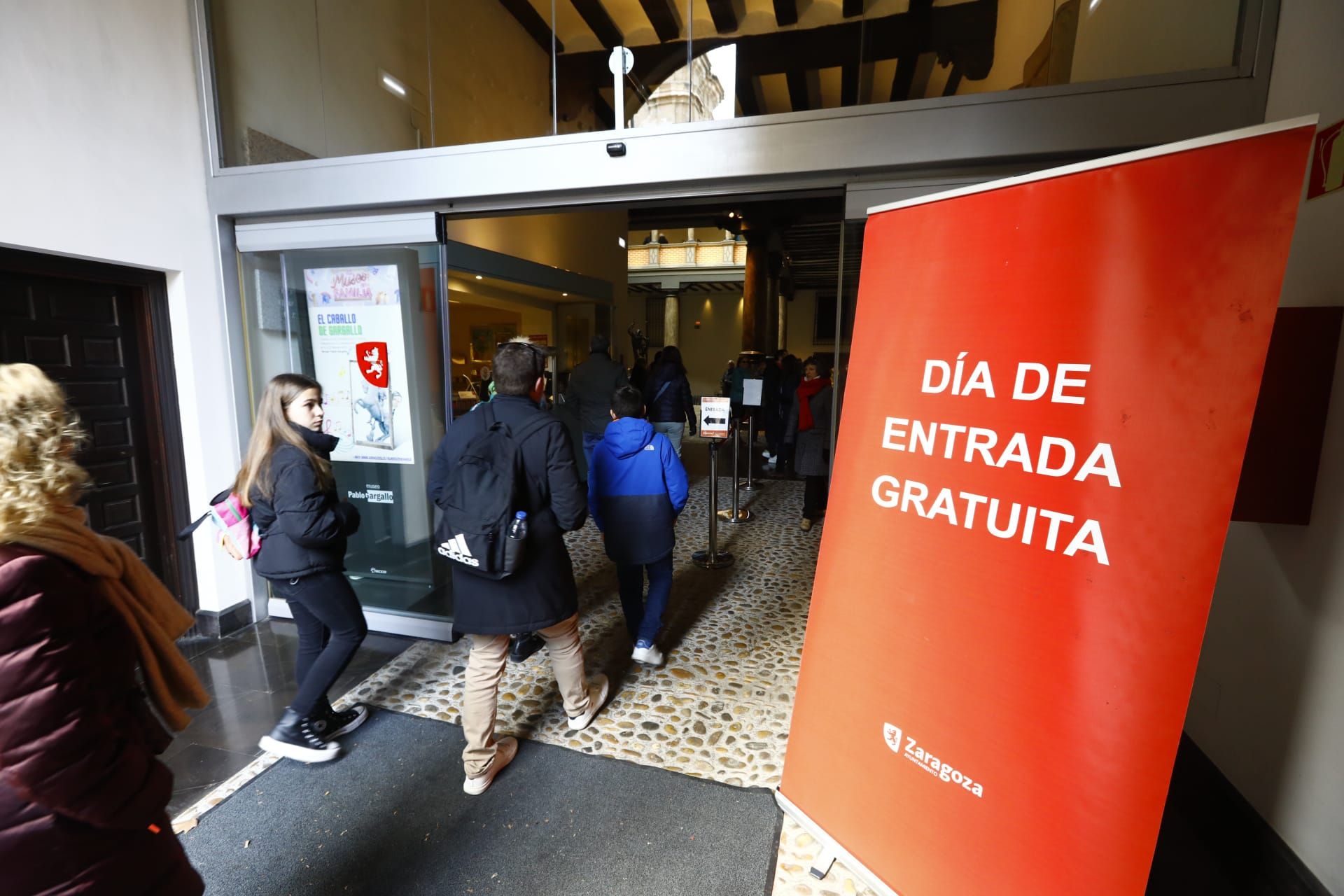 El ambiente festivo se apodera de Zaragoza en San Valero