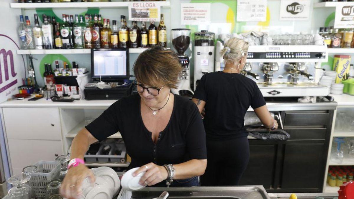 La Susana Domínguez i l’Iris López preparen la cuina per dinar al Gran Bufet de Santa Llogaia.