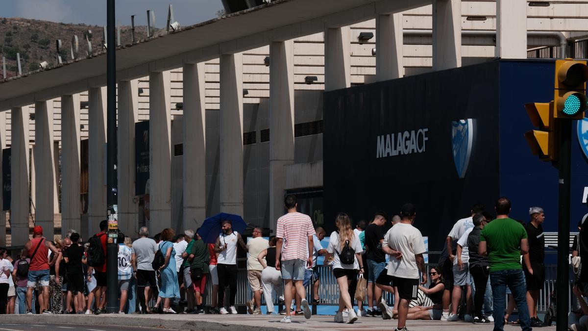 Colas en La Rosaleda para comprar las últimas entradas del Málaga CF - Nástic