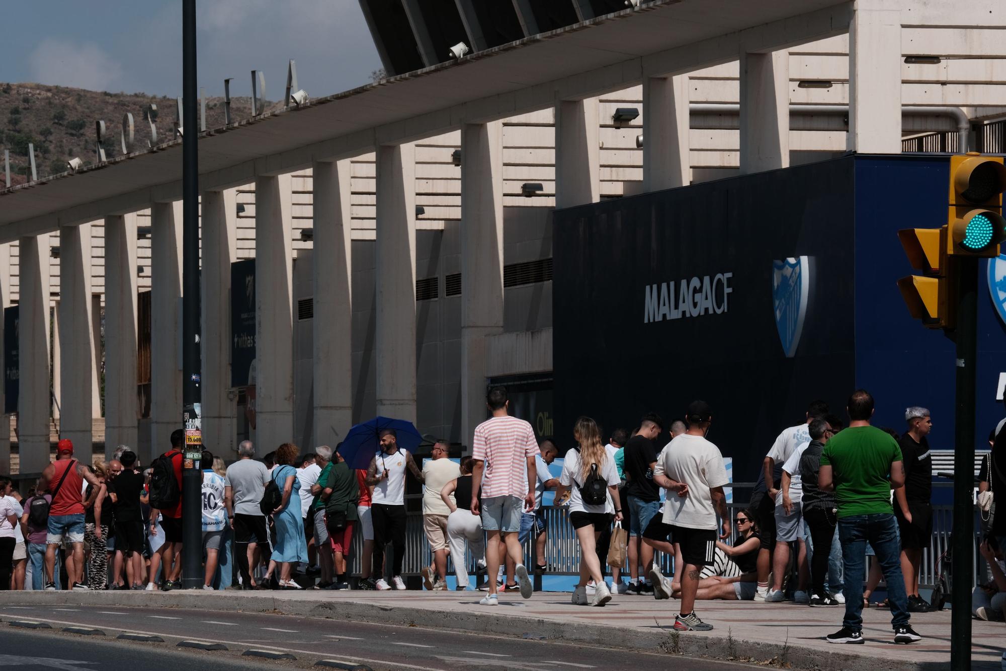 Largas colas en La Rosaleda para comprar entradas para el partido por el ascenso a Segunda entre el Málaga CF y el Nàstic.