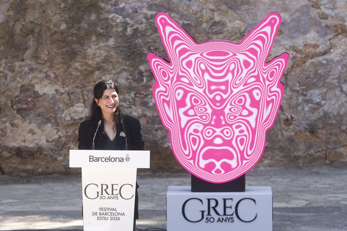 La directora del Grec Festival, Leticia Martín Ruiz, durante la presentación de la programación junto a la nueva imagen del festival este 2026.