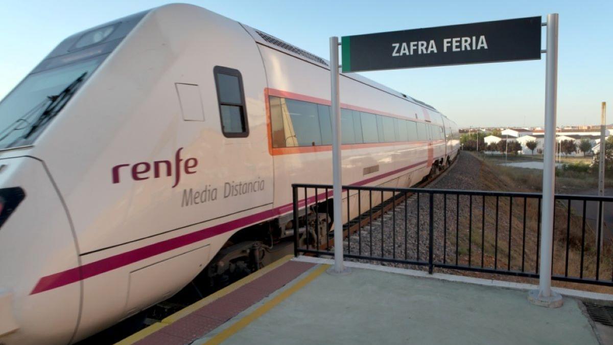 Un tren de media distancia en la estación de ferrocarril de Zafra