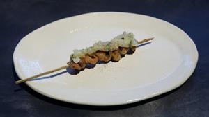 La brocheta de piel de pollo y tartar de gambas.