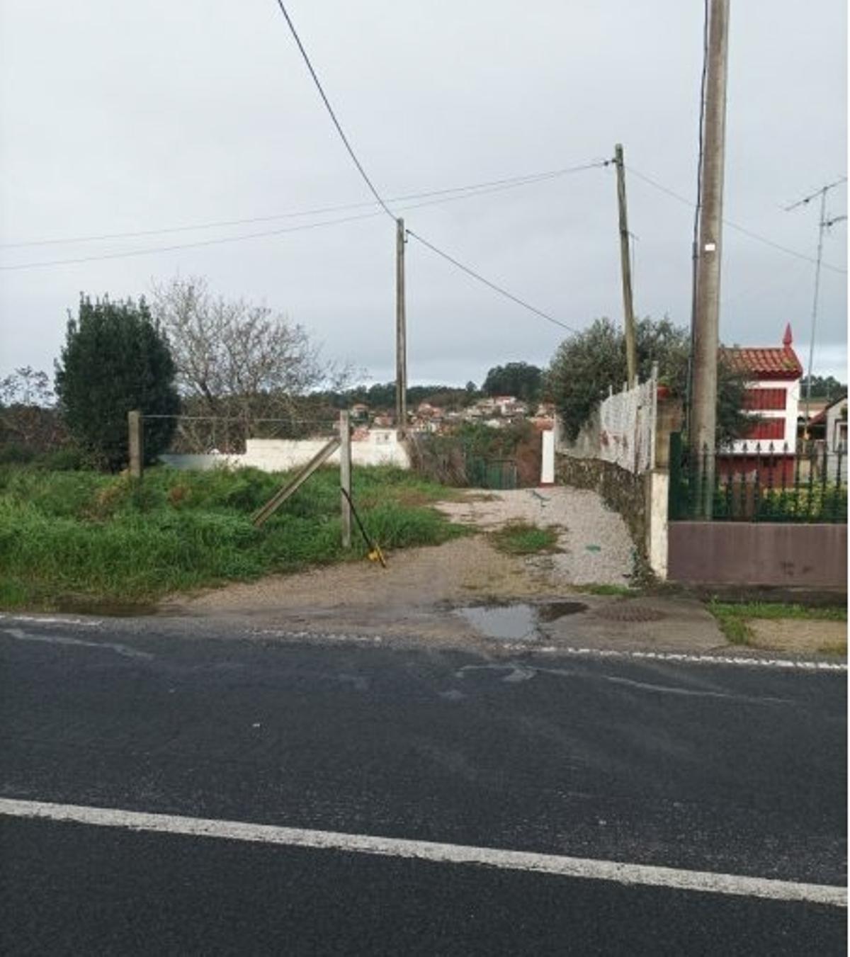 La entrada al camino de Vilar, desde la carretera autonómica PO-315.