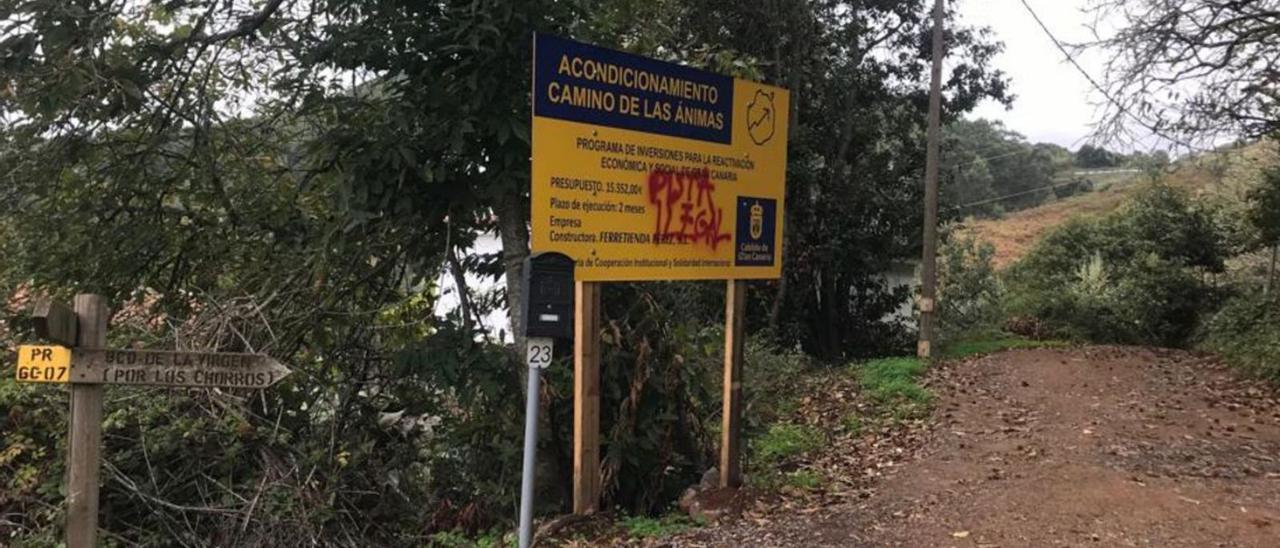Cartel del Cabildo de Gran Canaria en la obra del Camino de Las Ánimas, en la localidad de Zumacal. | | LP/DLP