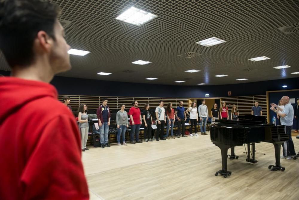 Sesión de expresión corporal en los ensayos del Joven Coro de la Fundación Princesa de Asturias