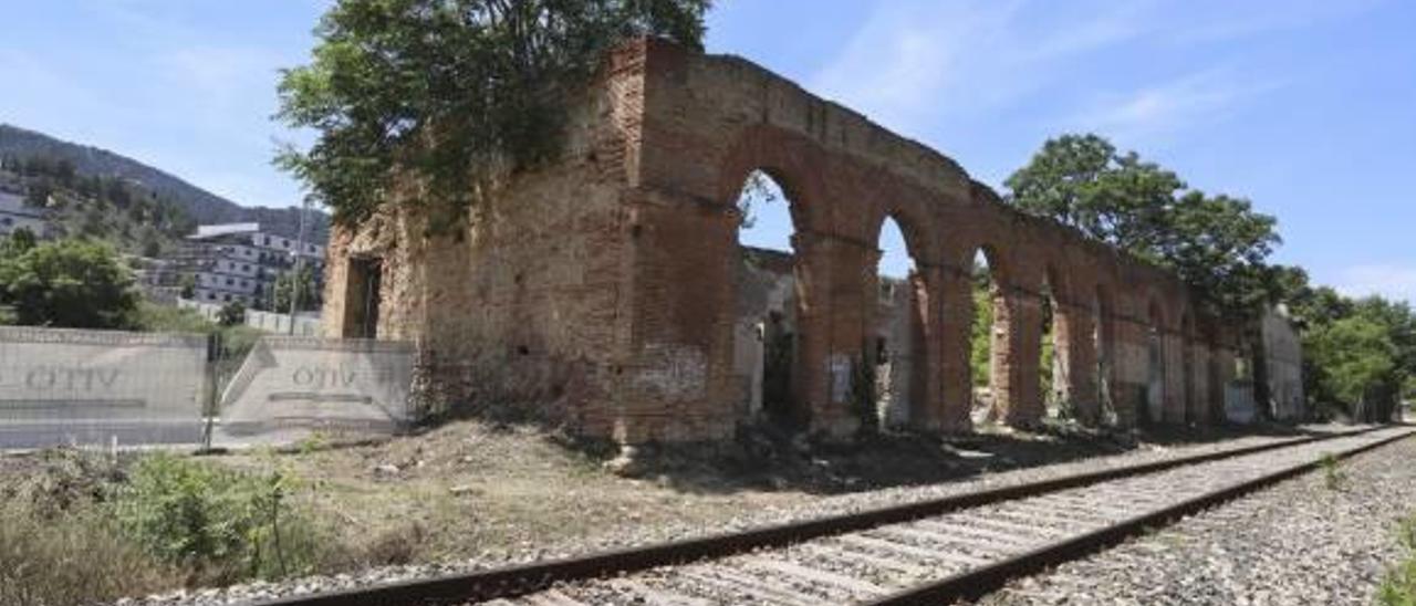 Desbroce en el interior de la antigua estación