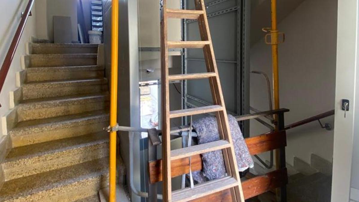 Instalación de un ascensor en un edificio del barrio de La Salud.