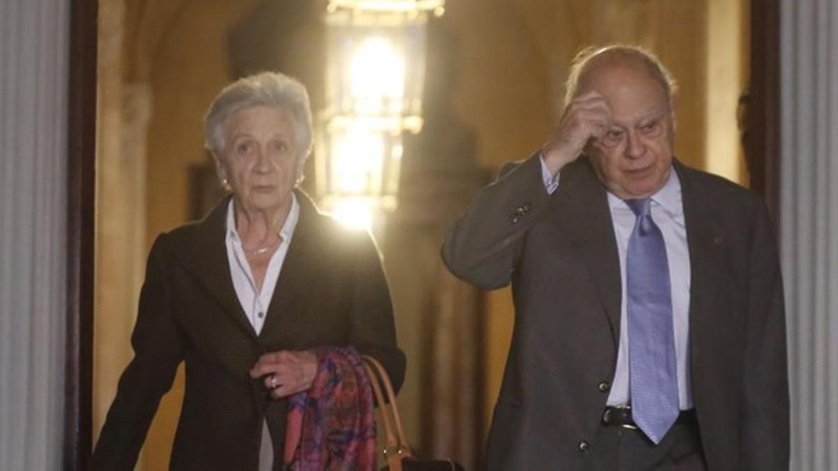 Marta Ferrusola y Jordi Pujol, en el Parlament.