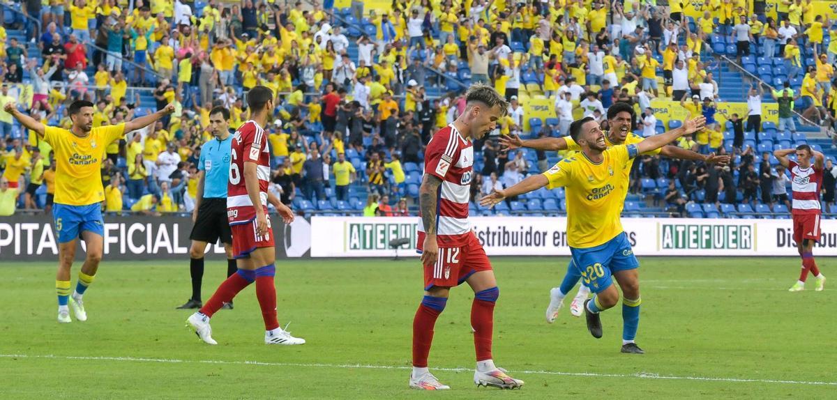 Kirian (d.) celebra junto a Coco y Javi Muñoz (i.) el gol de la victoria de la UD Las Palmas sobre el Granada, el 24 de septiembre de 2023 en el Estadio de Gran Canaria. | | JUAN CASTRO