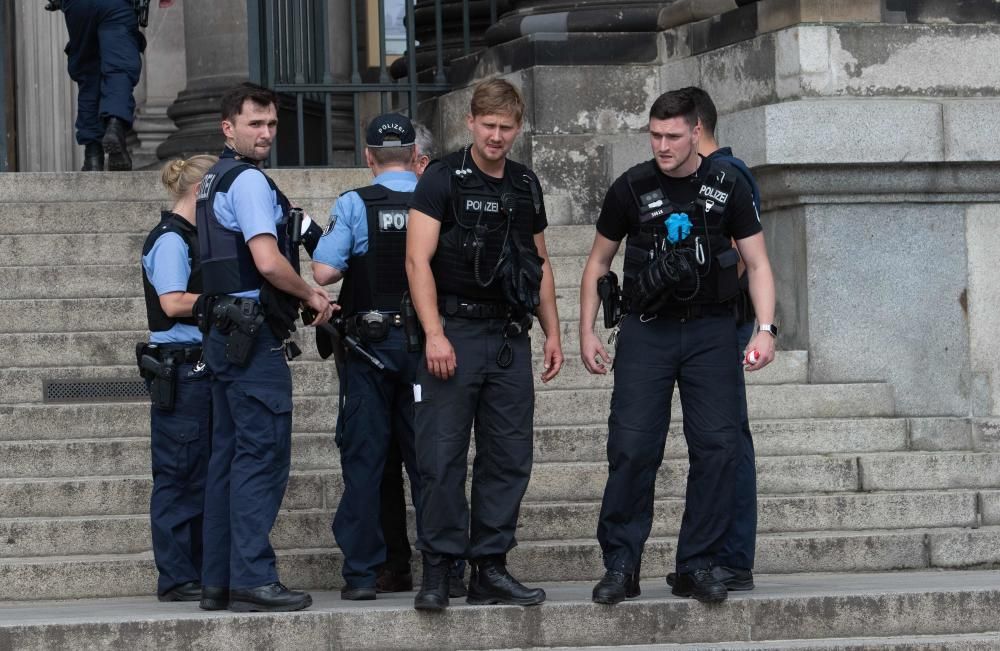 Un policía ha abierto fuego este domingo contra un sospechoso en la Catedral de Berlín. El agente está herido y