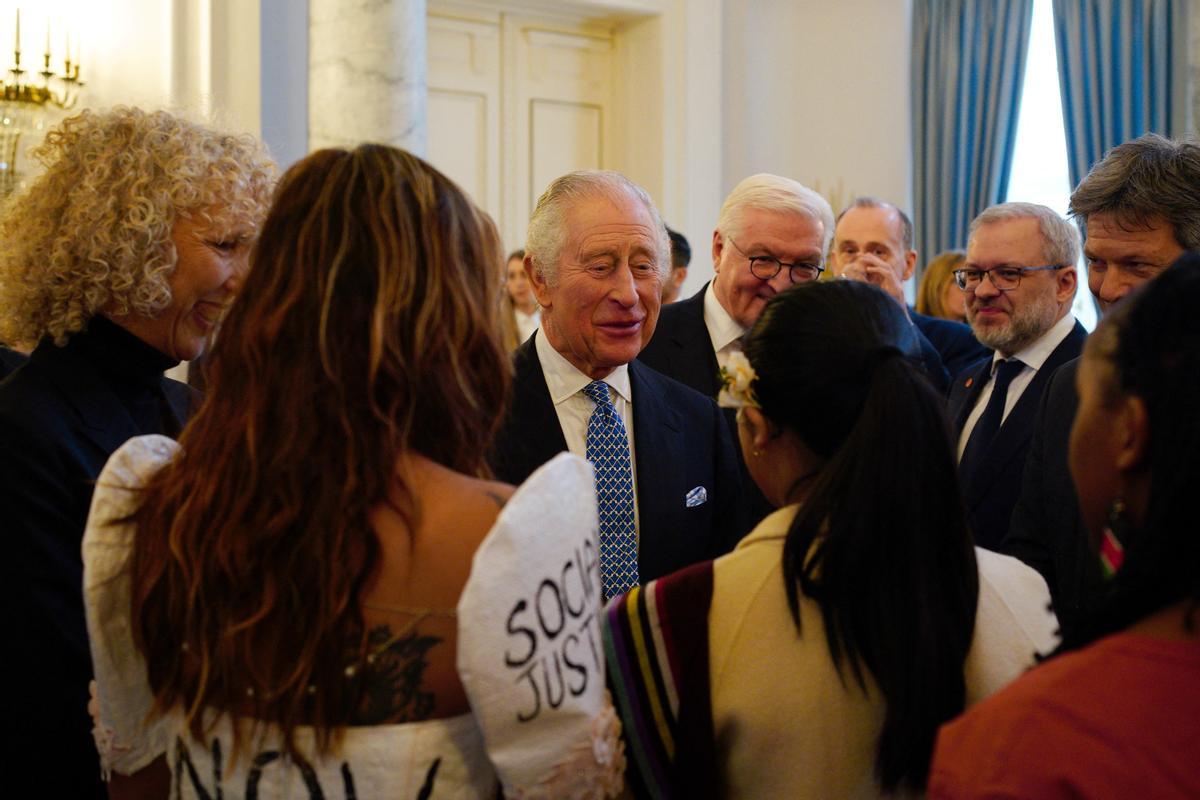 El rey Carlos III atiende una recepción de energía verde en el Palacio Bellevue de Berlín, la residencia oficial del Presidente de Alemania, durante su visita de Estado a Alemania. 