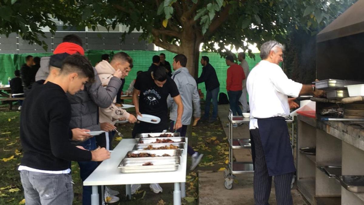 Los jugadores del Barça B durante la comida de hermandad