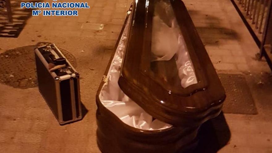 Detenidos dos jóvenes por sustraer un ataúd del interior de un coche fúnebre