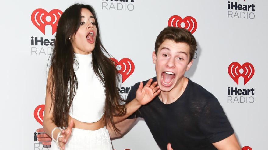 Camila Cabello y Shawn Mendes confirman su relación a besos