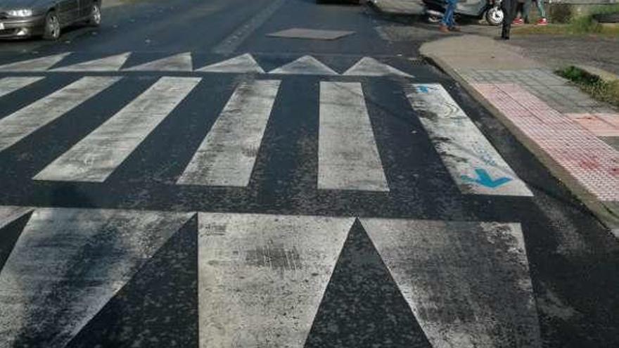 El lugar del accidente en el vial de Meira, con la moto al fondo // FG.N.