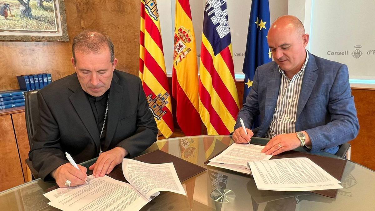 Vicent Ribas y Vicent Marí en la firma de los convenios. | CONSELL DE EIVISSA