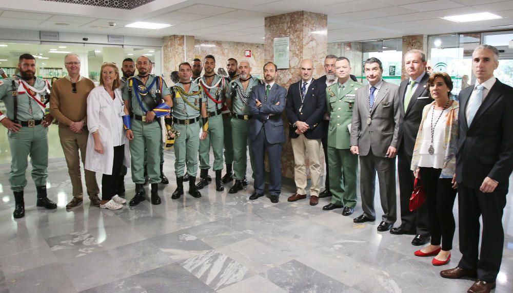 Visita de La Legión y la Cofradía de Mena a los niños del Hospital Materno.