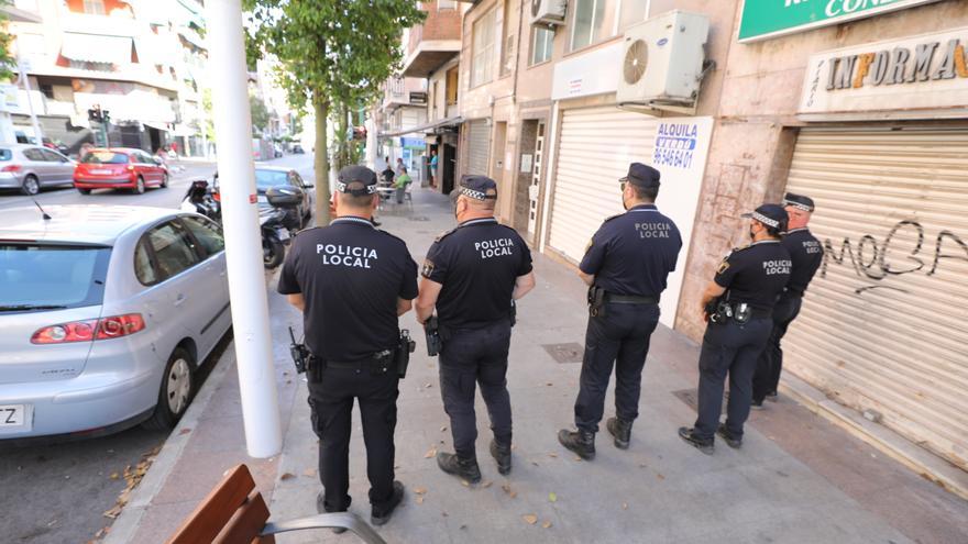 Agrede con un casco en Elche al dueño de un local que no le vendió alcohol