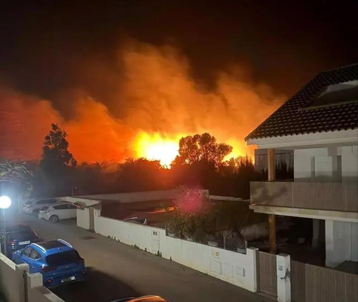 Imagen del fuego declarado en Los Olivos de Peñíscola.