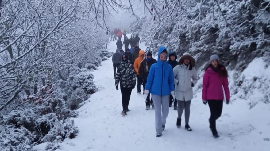 Un grupo de jóvenes, cerca de la localidad de Pajares (Lena), en el inicio del temporal.