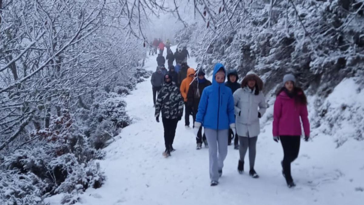 Un grupo de jóvenes, cerca de la localidad de Pajares (Lena), en el inicio del temporal. |