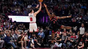 Lavine, de los Bulls, tira a canasta ante los Raptors.