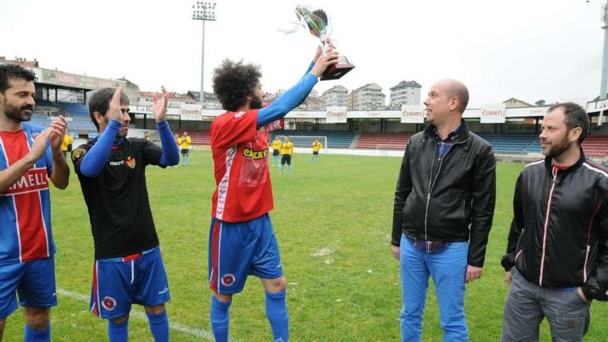 Xurxo ofrece el trofeo a los aficionados en presencia de Diego Soto, Fran, Raúl Rois y Modesto García. // Jesús Regal