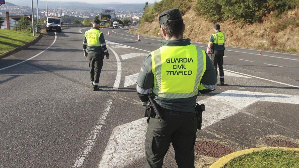 Agentes de la Guardia Civil de Tráfico, durante un control en Ourense (archivo).