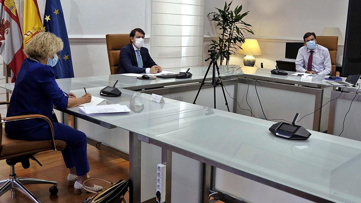 Fernández Mañueco, junto a la consejera de Sanidad, Verónica Casado, y al consejero de Fomento, Carlos Fernández Carriedo, durante su reunión con el presidente del Gobierno ayer por la mañana. | Ical