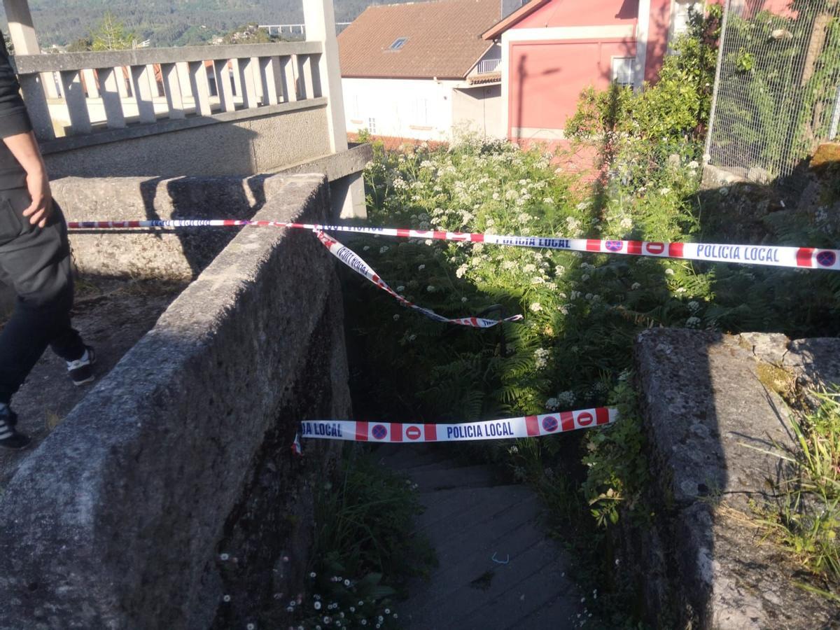 Cordón policial en la fuente y lavadero de A Granxa, en Abelendo (Moaña).