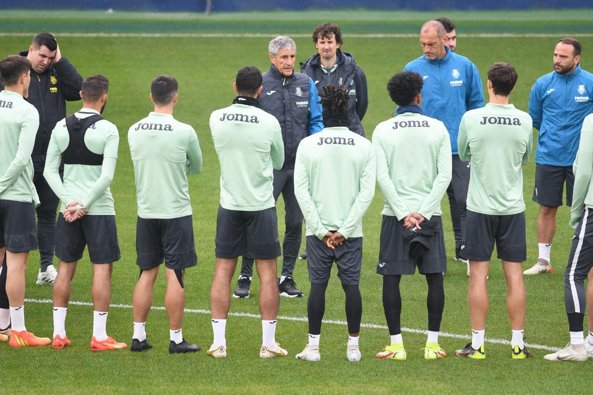 El técnco del Submarino, Quique Setién, realiza una charla con sus jugadores, en el entrenaiento realizado en el Estadio de la Cerámica días atrás.