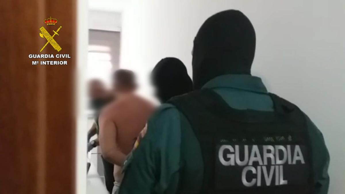 La Guardia Civil con uno de los detenidos en la operación 'Daravica'.