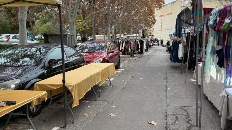 Coches estacionados en la zona de mercadillo de Castilla