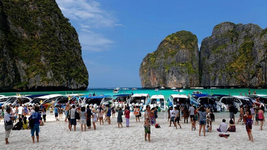 La playa, atestada de barcos turísticos, en una imagen reciente